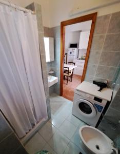 カルロフォルテにあるMy Octopus Houseのトイレ、洗面台、鏡のあるバスルーム