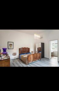 ein großes Schlafzimmer mit einem Bett und einem Spiegel in der Unterkunft Municipio 25 in Corigliano Calabro