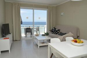 Una sala de estar con vista al mar. en Apt. El Guirre Nº 13 - alto, en Playa Calera