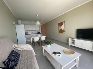 una sala de estar con un sofá y una mesa en Apt. El Guirre Nº 13 - alto, en Playa Calera