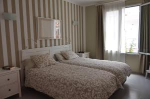 Un dormitorio con una cama y una pared rayada. en Apt. El Guirre Nº 13 - alto, en Playa Calera