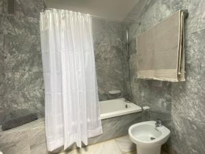 Un baño con ducha, inodoro y lavabo. en Apt. El Guirre Nº 13 - alto, en Playa Calera 44 fotos más