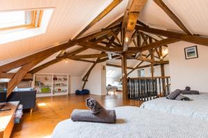 Saint-Lon-les-MinesにあるLa villa de saint lonのベッド2台とリビングルームのある屋根裏部屋 +49枚の写真