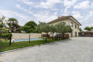 Saint-Lon-les-MinesにあるLa villa de saint lonの塀付きの家