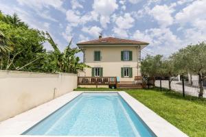 Saint-Lon-les-MinesにあるLa villa de saint lonのヴィラ(家の前にスイミングプール付)