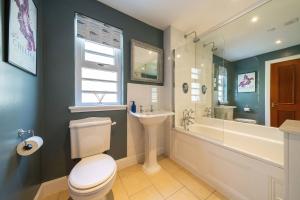 Ένα μπάνιο στο Binrock Lodge +24 φωτογραφίες