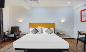 een slaapkamer met een groot wit bed en een bureau bij Townhouse Madhyamgram Chowmatha Bus Terminal Kolkata Formerly Star Guest House in Dohāri +15 foto's