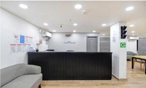 een wachtruimte van een ziekenhuis met een balie bij Townhouse Madhyamgram Chowmatha Bus Terminal Kolkata Formerly Star Guest House in Dohāri