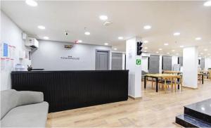 een restaurant met een tafel en stoelen in een kamer bij Townhouse Madhyamgram Chowmatha Bus Terminal Kolkata Formerly Star Guest House in Dohāri