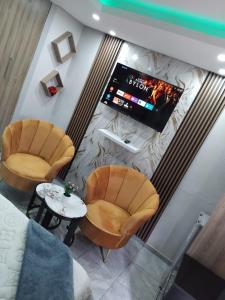an overhead view of a room with two chairs and a tv at Viva Guest House in Trevallyn