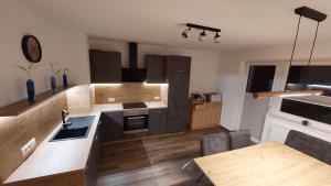 Η κουζίνα ή μικρή κουζίνα στο Haus Aloisia