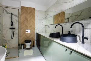 Koupelna v ubytování High-End Suites - Terrace Views ApartHotel + 196 fotografií