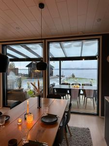 カヤーニにあるHuvilarannallaのダイニングルーム(テーブル付)が備わり、海の景色を望めます。