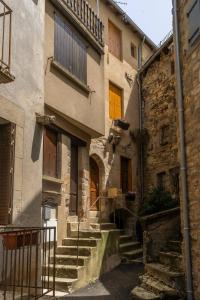 eine Gasse mit Treppen in einem alten Gebäude in der Unterkunft La Maisonnette Etape de Saint-Côme d'Olt in Saint-Côme-dʼOlt