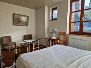 ein Schlafzimmer mit einem Bett und einem Tisch und Stühlen in der Unterkunft La Maisonnette Etape de Saint-Côme d'Olt in Saint-Côme-dʼOlt