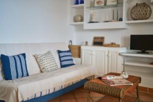 ein Wohnzimmer mit Sofa und Fernseher in der Unterkunft Mirador de la Isleta in La Isleta del Moro