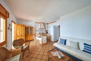 ein Wohnzimmer mit Couch und Küche in der Unterkunft Mirador de la Isleta in La Isleta del Moro