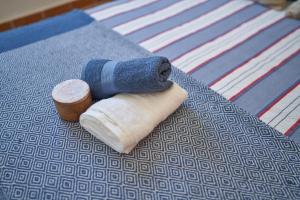 eine aufgerollte Socke und eine Holzsocke auf einem Bett in der Unterkunft Mirador de la Isleta in La Isleta del Moro + 40 Fotos