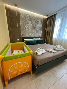 a bedroom with a bed and a baby crib at Casa Giardina in Catania
