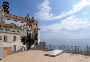 アトラーニにあるMasaniello Atraniのパティオにマットレスが置かれた建物の眺め