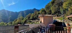 een balkon met uitzicht op een berg bij Casa Mare & Monti in Caprauna