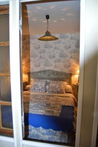 een slaapkamer met een bed met een muur bij Haut du Blanc in Le Blanc
