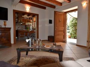 una sala de estar con una mesa con gafas. en Ronco Frati, piscina vista lago, en Pisogne
