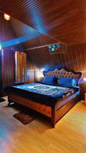 une chambre avec un grand lit dans une pièce dans l'établissement Itzme Wings Resort, à Ooty