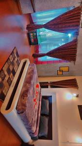 vue d'une pièce avec un banc et un plafond dans l'établissement Itzme Wings Resort, à Ooty