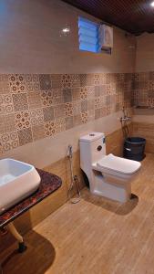 une salle de bain avec des toilettes blanches et un lavabo dans l'établissement Itzme Wings Resort, à Ooty 34 autres photos