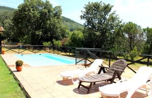 a patio with chairs and a swimming pool at Casa de la Senda in Candeleda
