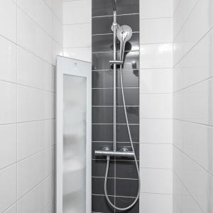 a shower in a white tiled bathroom at Vennenhof Wellness Bungalow | 6 personen in Hooghalen