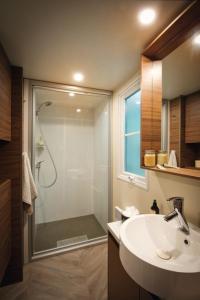 un baño con ducha y lavabo en Le Clos des Capitelles, en Saint-Privat-de-Champclos