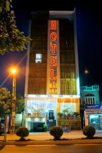 een gebouw met een neonbord aan de zijkant bij Hải Vân Hotel Điện Biên in Diện Biên Phủ