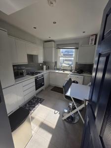 Kuchyň nebo kuchyňský kout v ubytování Strategic Haven for Short Getaway