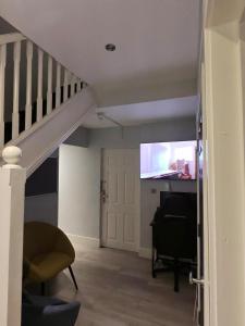 TV a/nebo společenská místnost v ubytování Strategic Haven for Short Getaway