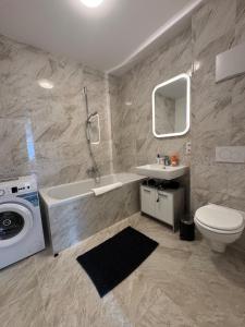 Ένα μπάνιο στο Modern City Apartment with private Garden