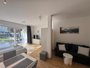 Χώρος καθιστικού στο Modern City Apartment with private Garden