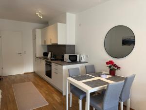 Η κουζίνα ή μικρή κουζίνα στο Modern City Apartment with private Garden +10 φωτογραφίες