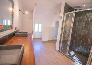 Phòng tắm tại L'Origan 200 m2 6pers Piscine et parc +33 ảnh