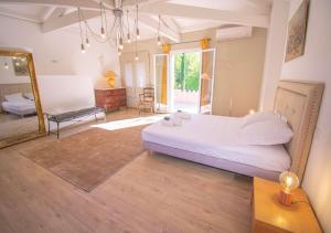 Giường trong phòng chung tại L'Origan 200 m2 6pers Piscine et parc