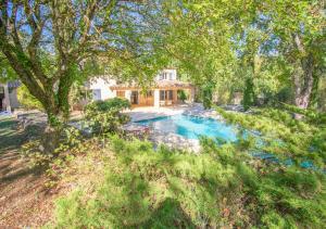 an overhead view of a swimming pool in a yard with trees at L'Origan 200 m2 6pers Piscine et parc in Tourrettes