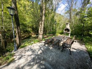 Peisaj natural din apropierea acestei cabane