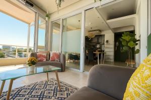 ケープタウンにあるSweetStay - Kloof Streetのソファとテーブルのあるリビングルーム