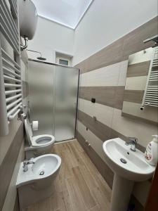 een badkamer met toilet en wastafel bij Milion's House Apartments in Salerno