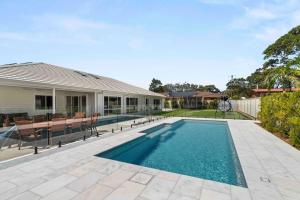 Bazén v ubytování Luxe 4BR Retreat with Heated Pool & Finnish Sauna, Steps to the Beach nebo v jeho okolí