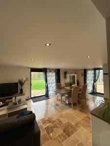 TV a/nebo společenská místnost v ubytování L Appart