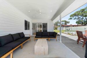 Posezení v ubytování Luxe 4BR Retreat with Heated Pool & Finnish Sauna, Steps to the Beach