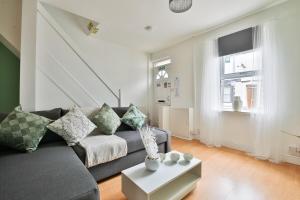 Χώρος καθιστικού στο City Escape – Stylish 2-Bed near Cardiff Centre