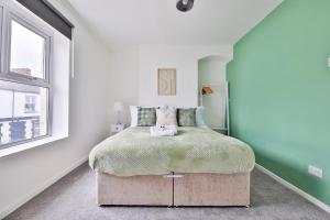 Ένα ή περισσότερα κρεβάτια σε δωμάτιο στο City Escape – Stylish 2-Bed near Cardiff Centre